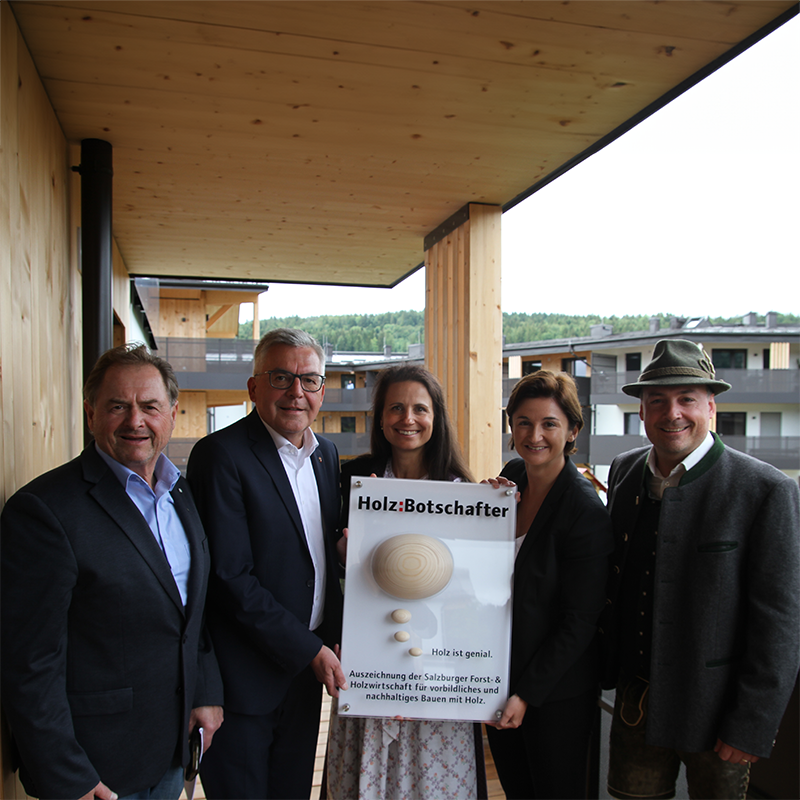 Personen die den Holz Botschafter Preis in den Händen halten