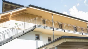 Außen Foto der Wohnanlage in Forstau mit getrennten Aufgang zu den Wohnungen