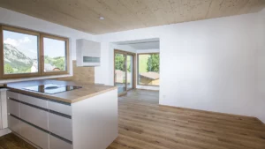 Wohnraum der Wohnanlage in Forstau mit Küche und Sichtdecke