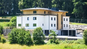 Außenansicht der Wohnanlage Pfarrwerfen mit Holzelementen an der Fassade