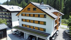 Drohnenaufnahme vom Bauprojekt in Saalbach-Hinterglemm mit Holzschindelfassade