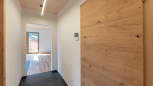 Vorraum einer Wohnung in Uttendorf mit Sichtholzdecke