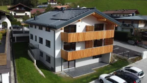 Außenanlage der Vollholzwohnanlage in Uttendorf