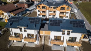 Außenanlage der Vollholzwohnanlage in Uttendorf