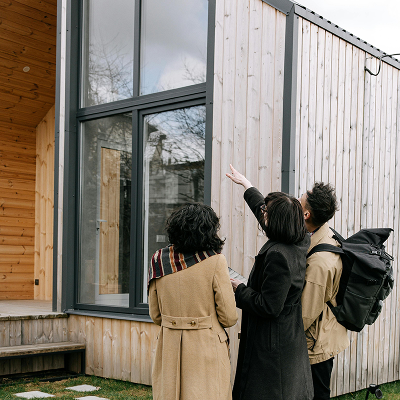 Personen schauen auf ein Bauprojekt