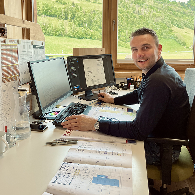 Mitarbeiter sitzt im Büro und plant
