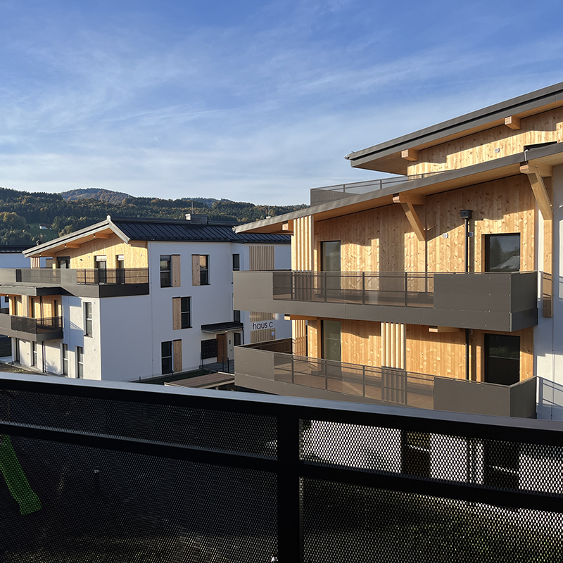 Aussicht vom Balkon im Bauvorhaben Thalgau mit Aussicht auf 2 weitere Baukörper
