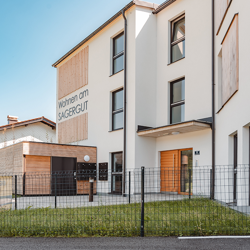 Hausrückseite mit Beschriftung und Holzfassadenelementen