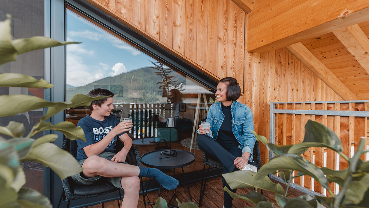 Personen die auf einem Balkon sitzen