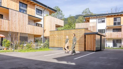 Personen spazieren durch die Wohnanlage in Bischofshofen Zimmerberg